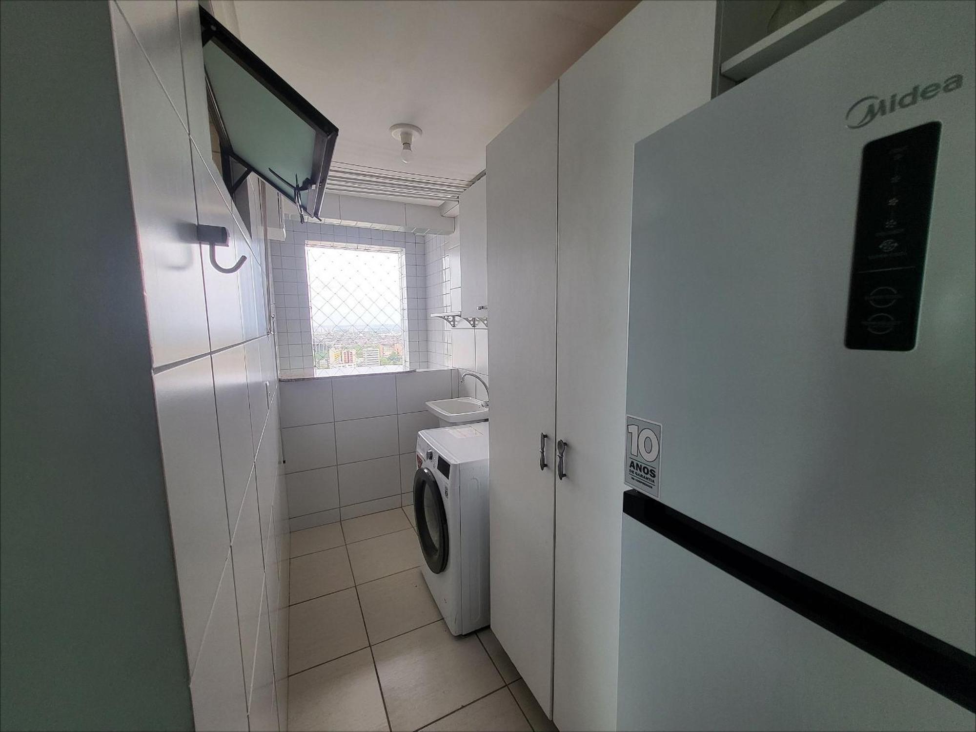 Confortavel Com 2 Quartos, Sendo Um Suite, Varanda, Ampla Sala, Cozinha Area De Servico E Banheiro Social *