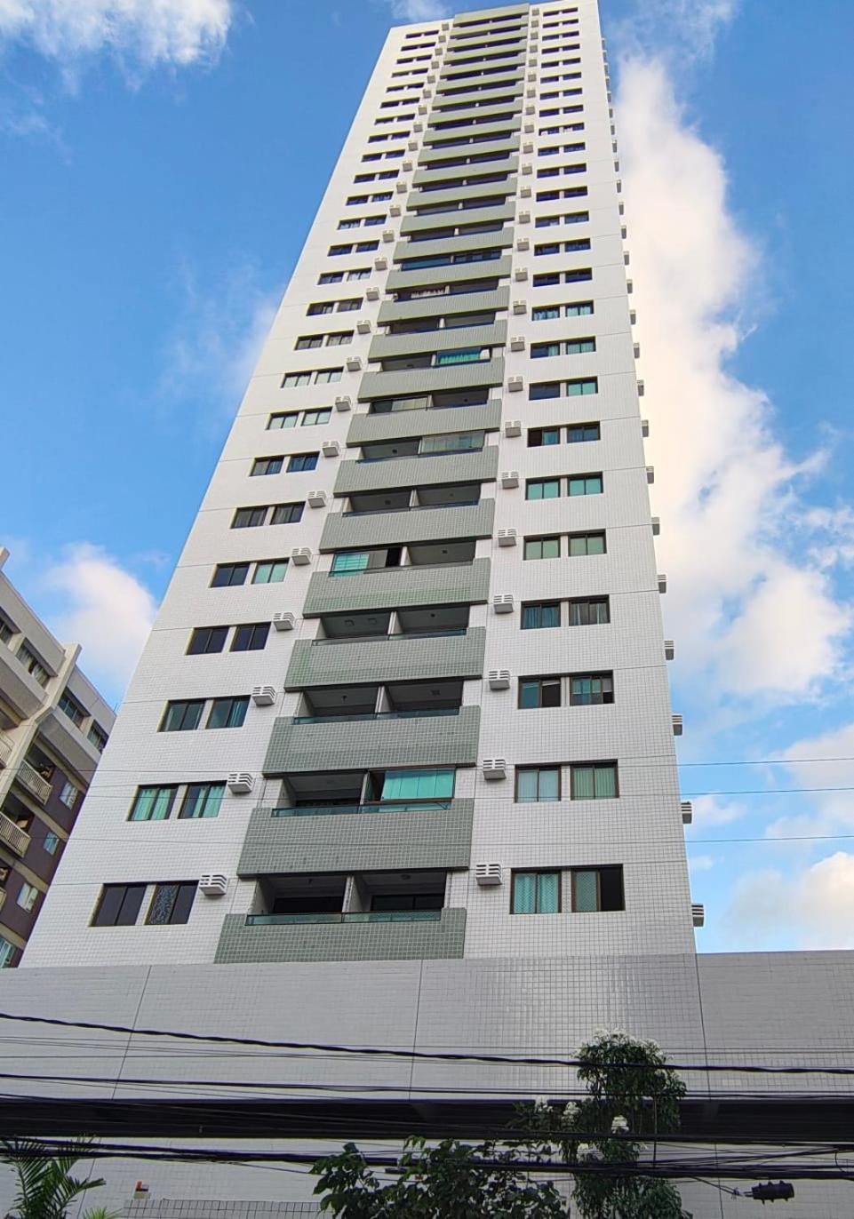 Confortavel Com 2 Quartos, Sendo Um Suite, Varanda, Ampla Sala, Cozinha Area De Servico E Banheiro Social Recife