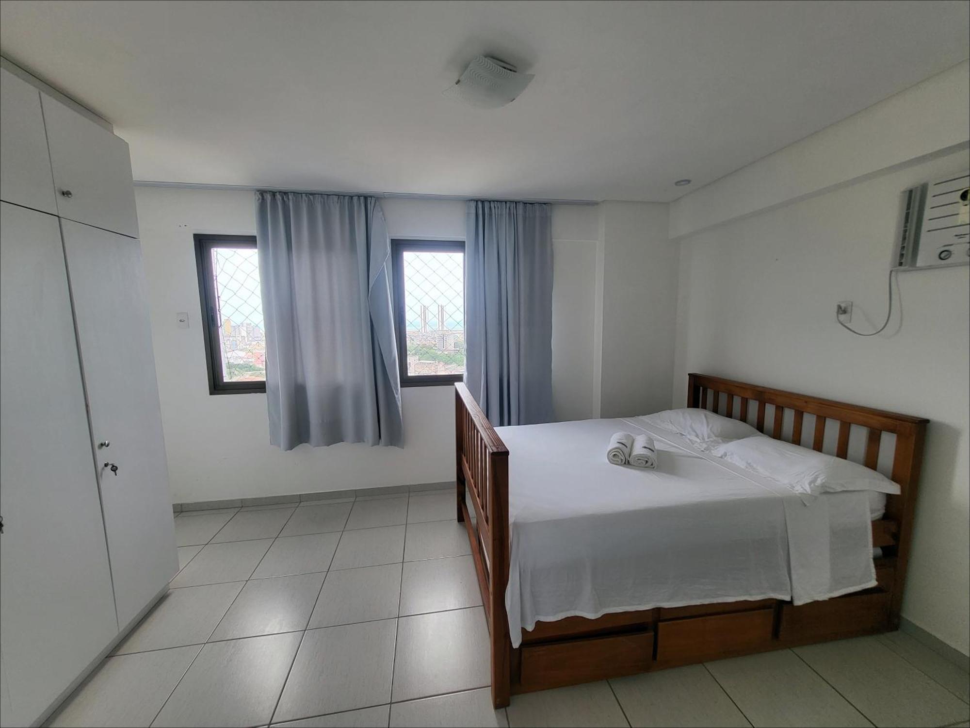 Confortavel Com 2 Quartos, Sendo Um Suite, Varanda, Ampla Sala, Cozinha Area De Servico E Banheiro Social
