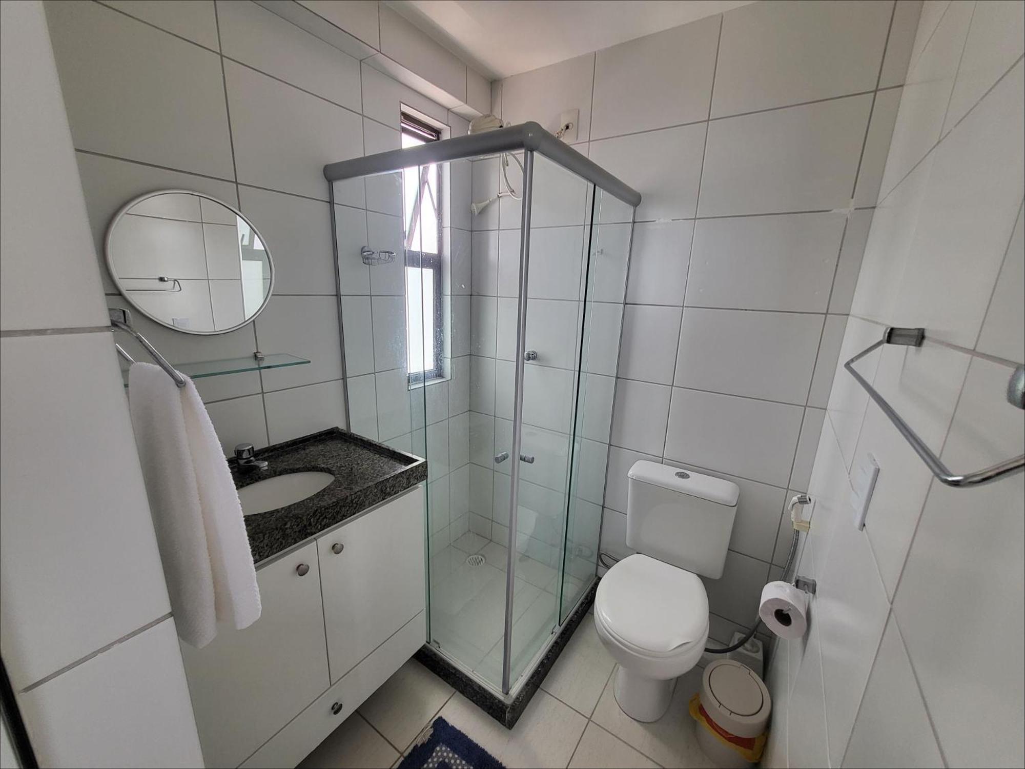 Confortavel Com 2 Quartos, Sendo Um Suite, Varanda, Ampla Sala, Cozinha Area De Servico E Banheiro Social